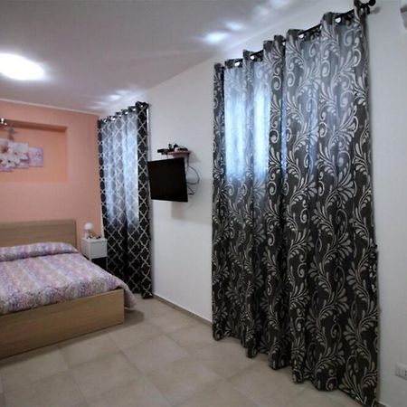 מונריאלה La Rosatea Rooms מראה חיצוני תמונה