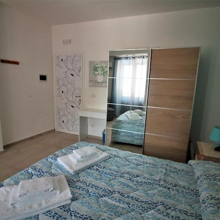 מונריאלה La Rosatea Rooms מראה חיצוני תמונה