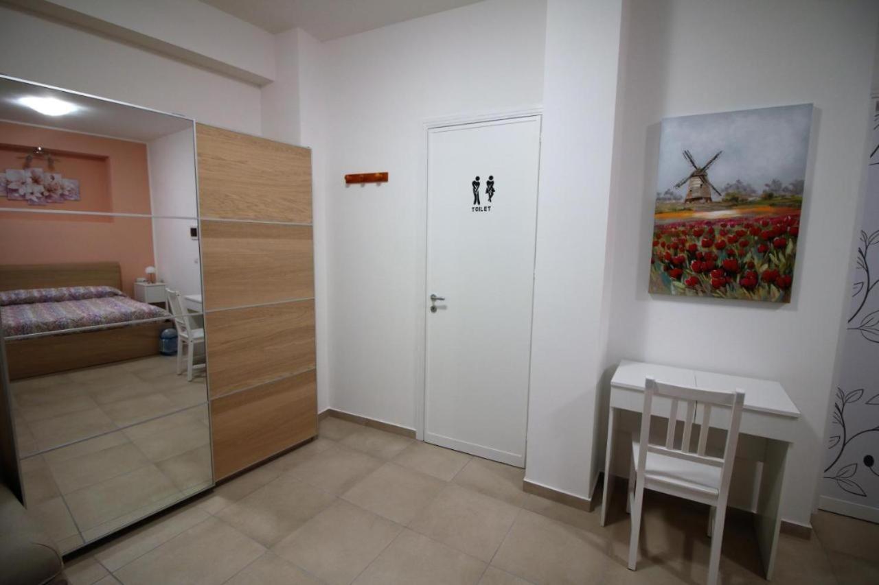 מונריאלה La Rosatea Rooms מראה חיצוני תמונה